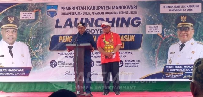 
 Launching Pengaspalan Jalan Masuk Kampung Warmomi, Bupati Hermus Tegaskan Komitmen Wujudkan Janji Pembangunan untuk Masyarakat