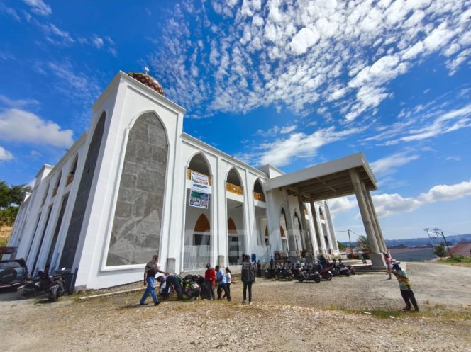 
 GEBER MAS Kemenag Papua Barat, Aksi Nyata ASN Lintas Agama Bersihkan Masjid Serentak