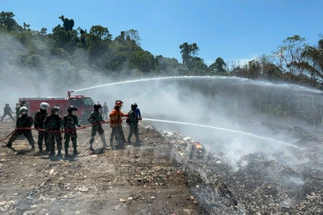 
 Kodim 1801/Manokwari Kerahkan Mobil Damkar Kemhan Padamkan Kebakaran TPA