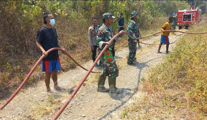 
 Cegah Api Meluas, Babinsa Kodim 1801/Manokwari Bersama Warga Padamkan Kebakaran di Anggresi