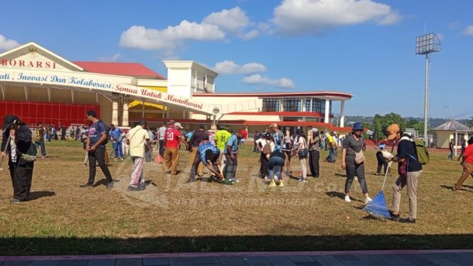 
 Jelang HUT RI ke-81, Seluruh ASN Pemkab Manokwari Turun Bersihkan Lapangan Borasi