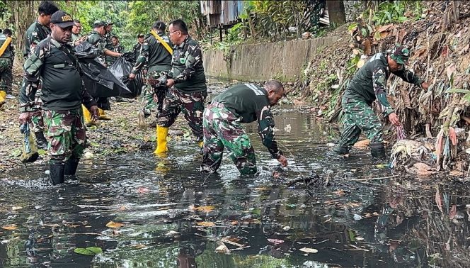 
 Sambut HUT ke-81 TNI, Dandim 1801/Manokwari Pimpin Karya Bakti Bersihkan Kali Sahara