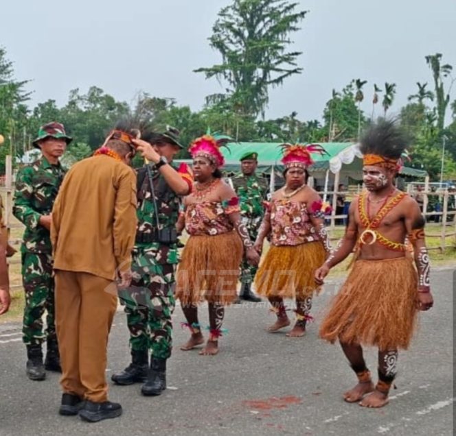 
 Sambut Pembukaan TMMD ke-130, Wakil Bupati Manokwari Selatan Terima Penghormatan Adat Arfak