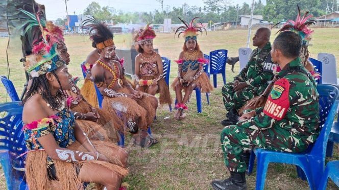 
 Usai Pembukaan TMMD ke-130, Babinsa Ransiki Berikan Pemahaman Komsos kepada Masyarakat Adat