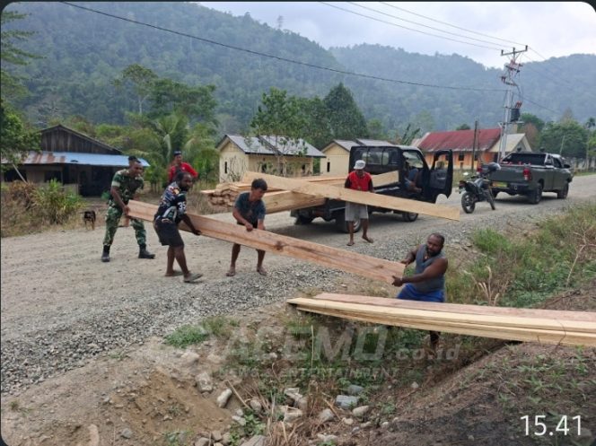 
 Personel TNI dan Warga Kampung Yamboi Gotong Royong Salurkan Material Pembangunan TMMD