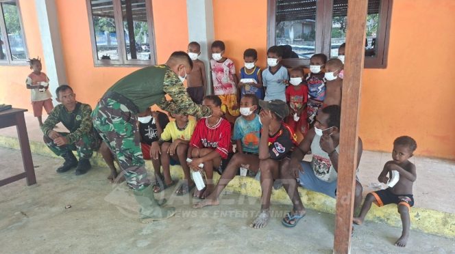 
 Satgas TMMD ke-130 Kodim 1808/Mansel Edukasi Pentingnya Penggunaan Masker Cegah ISPA