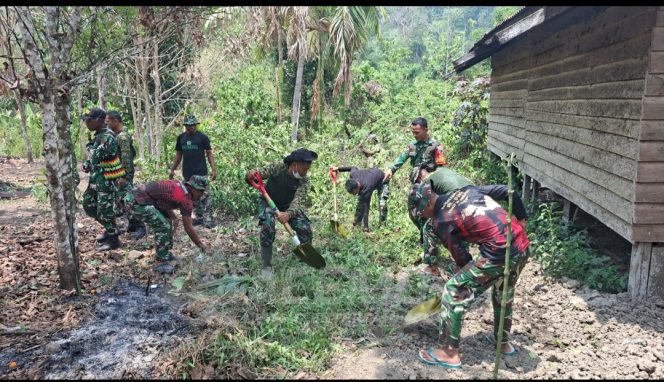 
 Anggota Kodim 1808/Mansel Bersama Masyarakat Gotong Royong Bersihkan Lokasi Pembangunan MCK