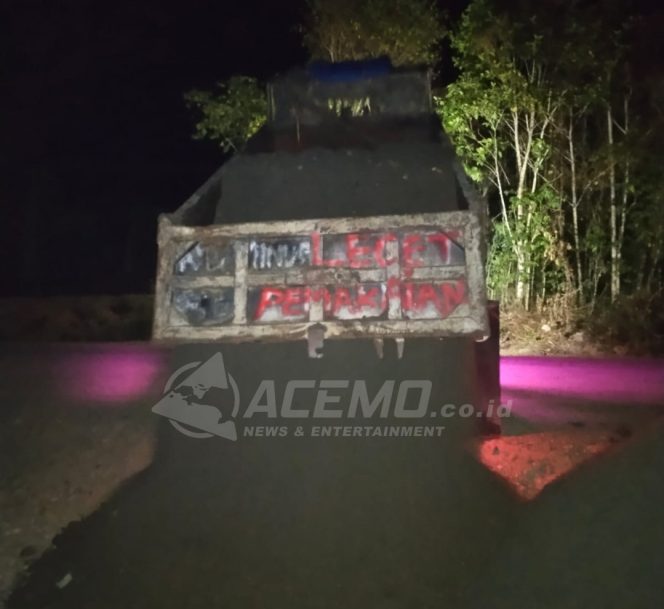 
 Pantang Menyerah! Satgas TMMD ke-130 Kodim 1808/Mansel Droping Material Hingga Malam Hari