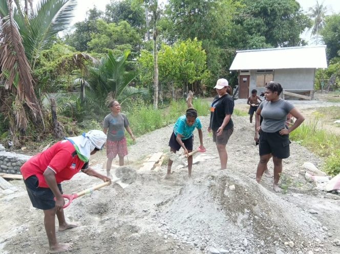 
 Semangat Gotong Royong, Mama-Mama Papua Turut Sukseskan TMMD ke-130 Kodim 1808/Mansel