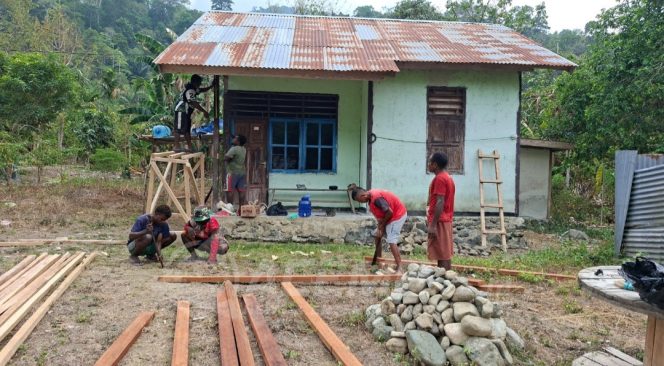 
 Satgas TMMD ke-130 Kodim 1808/Mansel Mulai Bergerak Rehab Rumah Tidak Layak Huni Warga Kampung Yamboi