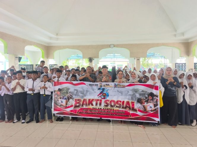 
 HUT Ke-75 Humas Polri,Bidhumas Polda Papua Barat Salurkan Bantuan Dan Edukasi HIV/AIDS Di Ponpes Hidayatullah 
