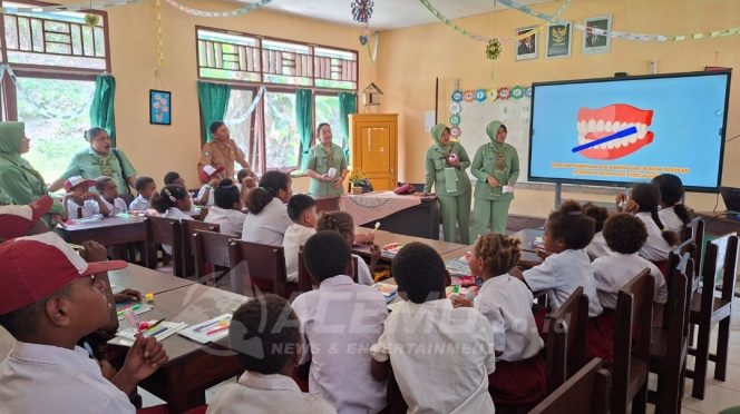 
 Hari Keenam TMMD ke-130, Persit Kodim 1808/Mansel Edukasi Hidup Sehat di SD Inpres 38 Yamboi