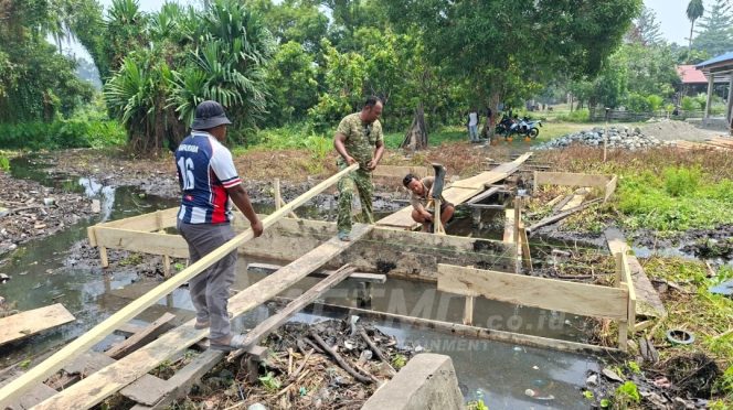 
 Satgas TMMD Ke-130 Kodim 1808/Mansel Lanjutkan Pembangunan Jembatan, Pemasangan Begisting Pondasi Mulai Dikerjakan