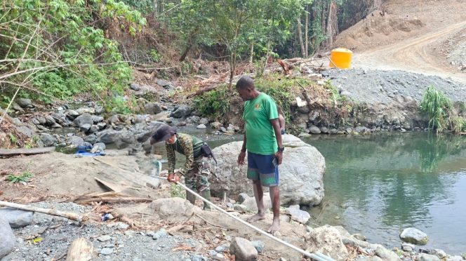 
 Hadirkan Akses Air Bersih, Satgas TMMD ke-130 Kodim 1808/Mansel Lanjutkan Pemasangan Pipanisasi di Kampung Yamboi