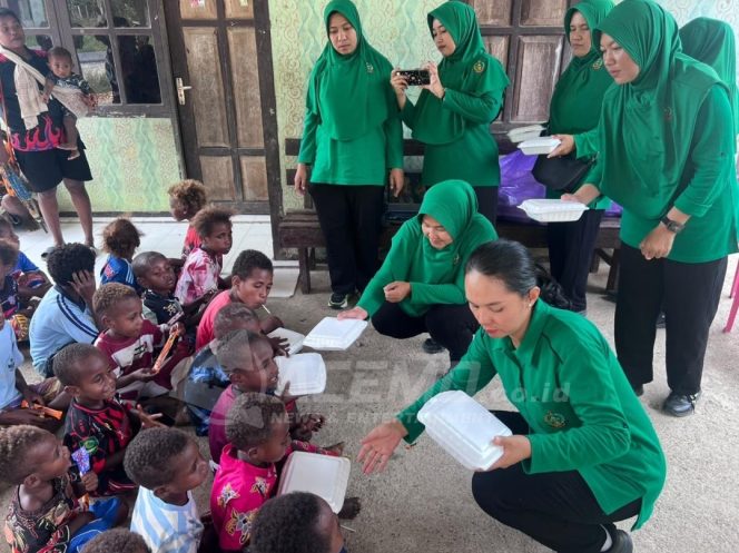 
 Persit KCK Cabang XVII Kodim 1808/Mansel Berbagi Makanan Dengan Anak-Anak Kampung Yamboi