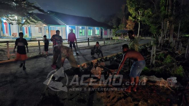 
 Kejar Target TMMD ke 130, Satgas Kodim 1808/Mansel Bersama Masyarakat Kebut Pengerjaan Jalan hingga Larut malam