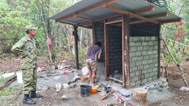 
 Wadansatgas TMMD 130 Kodim 1808/Mansel Tinjau Langsung Pembangunan MCK di Kampung Yamboi